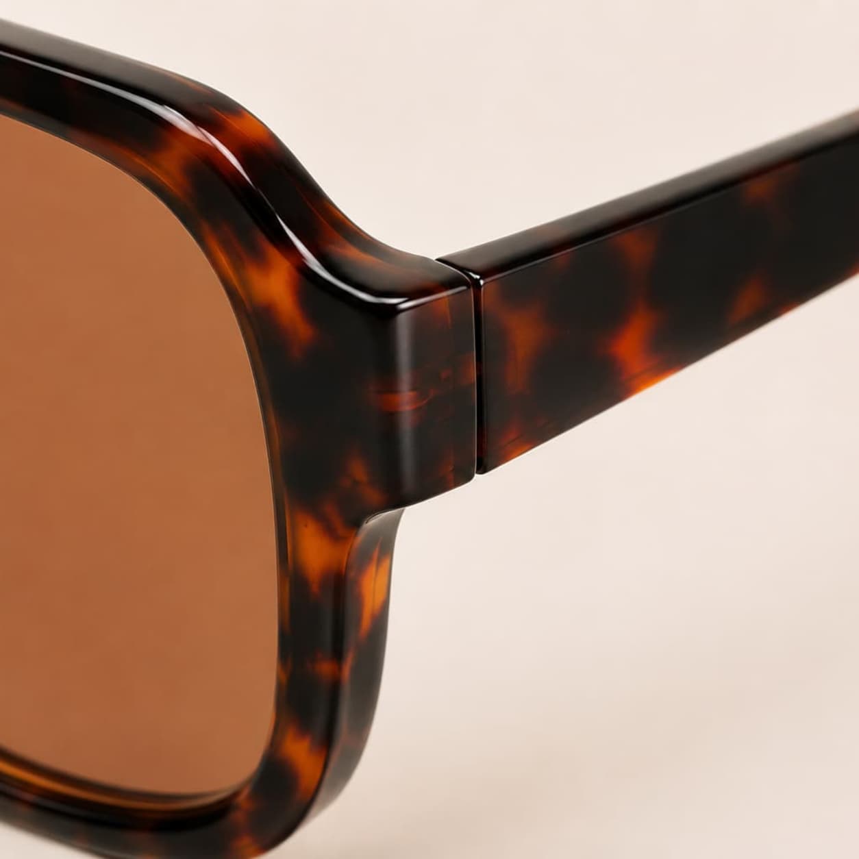 Sunglass Model Brisa oversize hinge detail view variant leopard tea