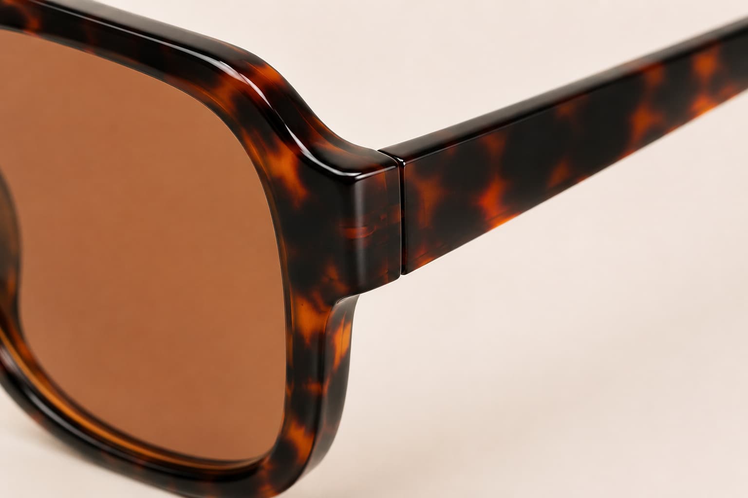 Sunglass Model Brisa oversize hinge detail view variant leopard tea