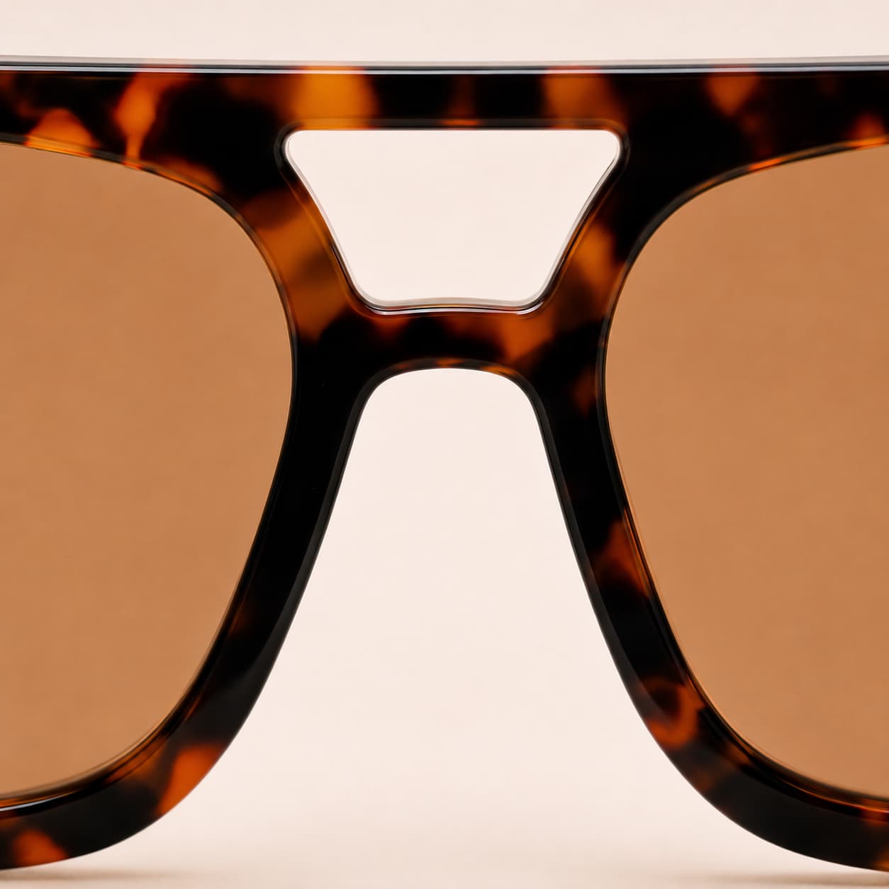 Sunglass Model Brisa oversize bridge detail view variant leopard tea