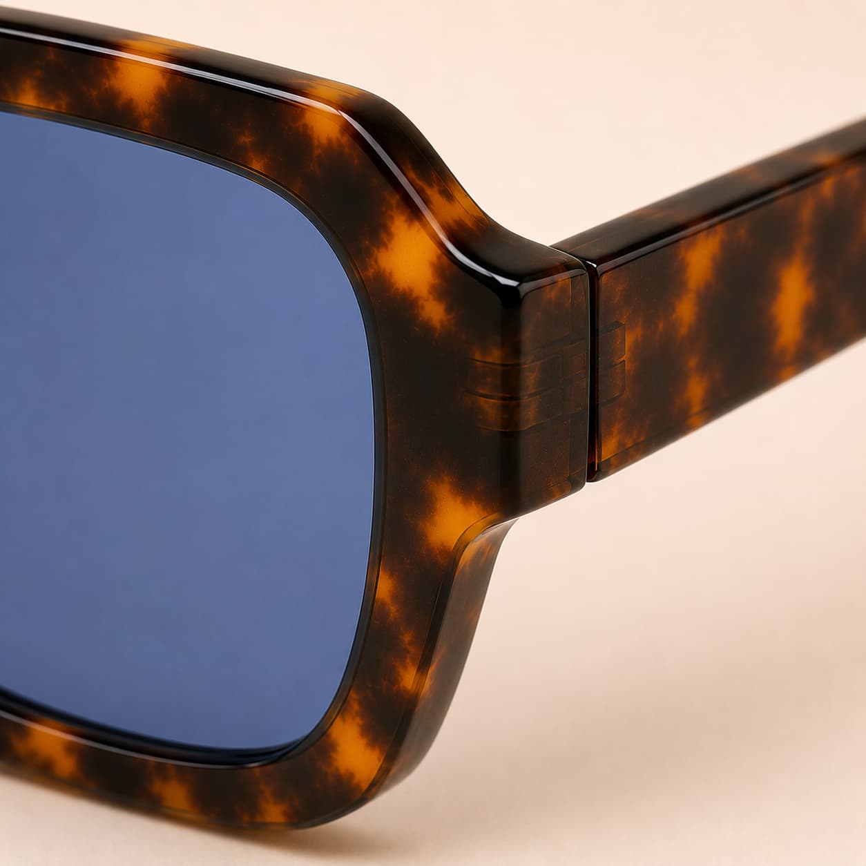 Sunglass Model cala oversize hinge detail view variant amber blue